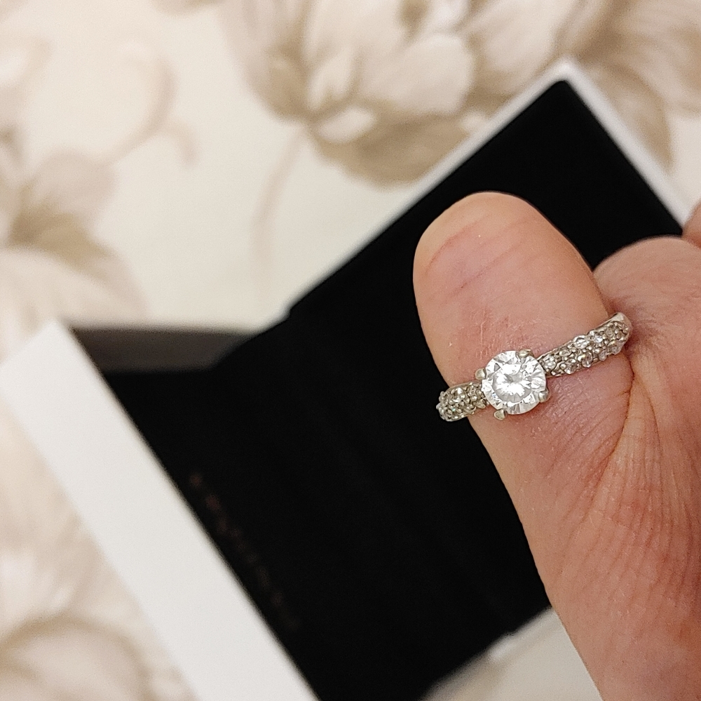 Cubic zirconium ring